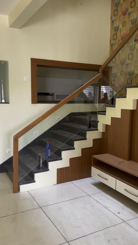 Cầu thang kính tay vịn gỗ